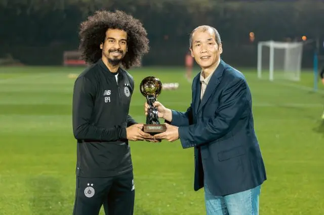 吕登捧起了, 届夺冠, 尔登向孙兴